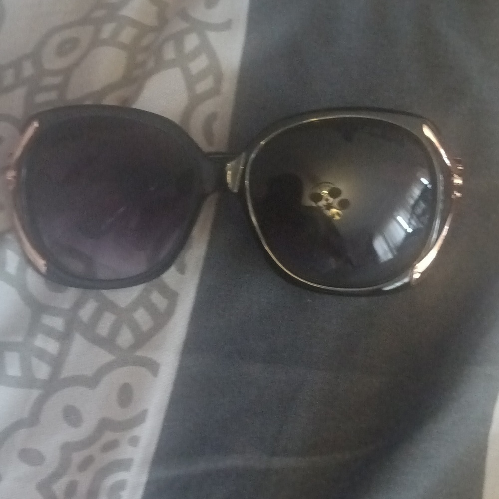 I m selling Loui Vuitton sunshades